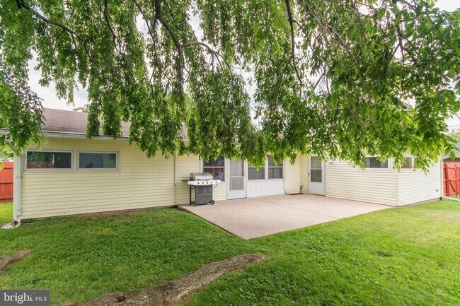Foto del edificio - Single home with large back yard 4 bed 2 b...