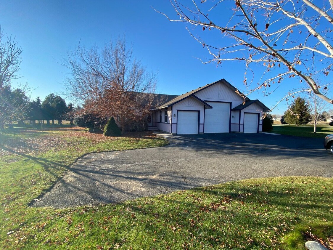 Foto principal - 2 Bed, 2 Bath Duplex Near Town with Countr...