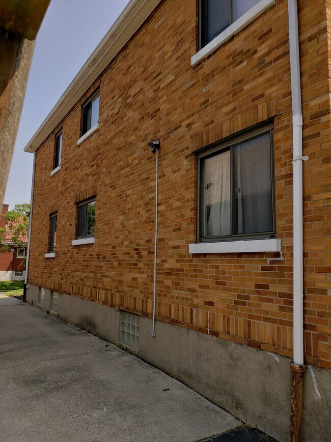 Estanque de peces exóticos en el vestíbulo del atrio. - 4525 Roth Ave