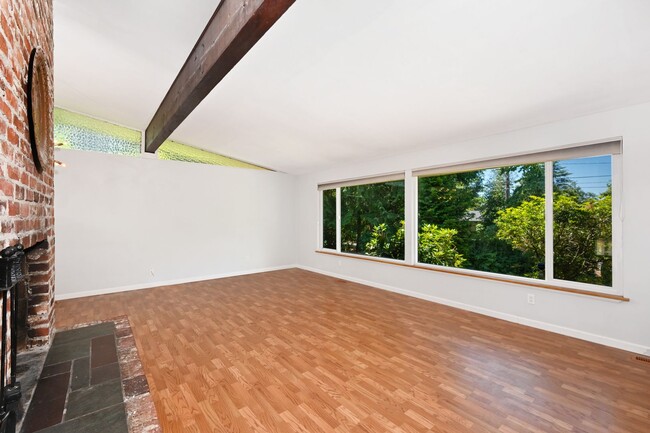 Building Photo - Secluded 3++ Bedroom/2 Baths Home in Desir...