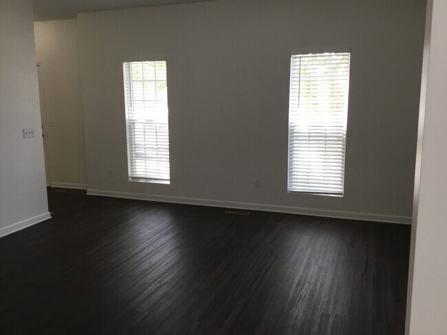 Building Photo - 3051 Canterbury Park