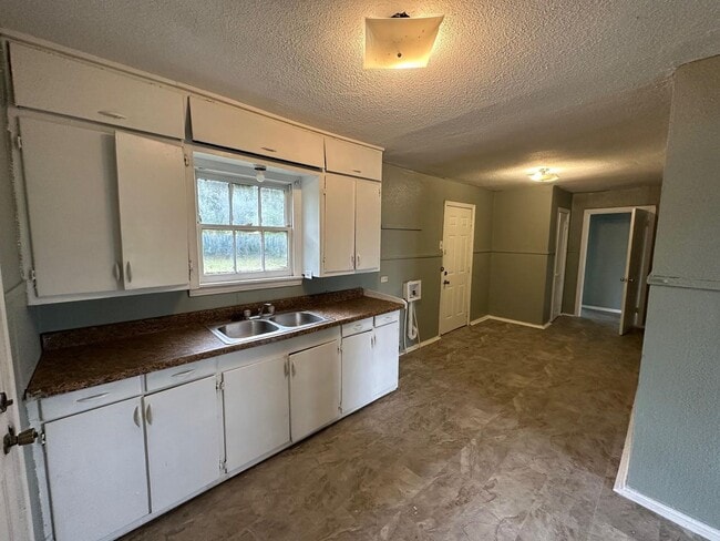 Building Photo - 3917 Roselawn Dr