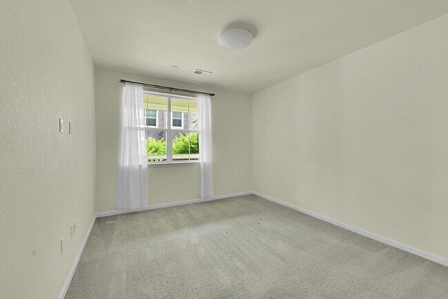 Foto del edificio - $2,199- 2 Bed, 2 Bath Ground Floor Condo with AC, and In Unit Laundry!
