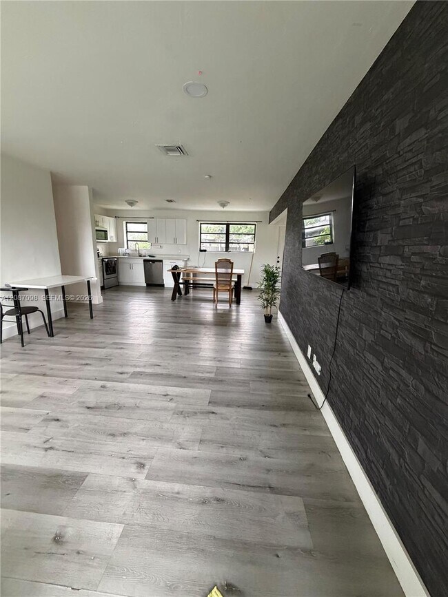 Foto del edificio - 1200 NW 18th Ct