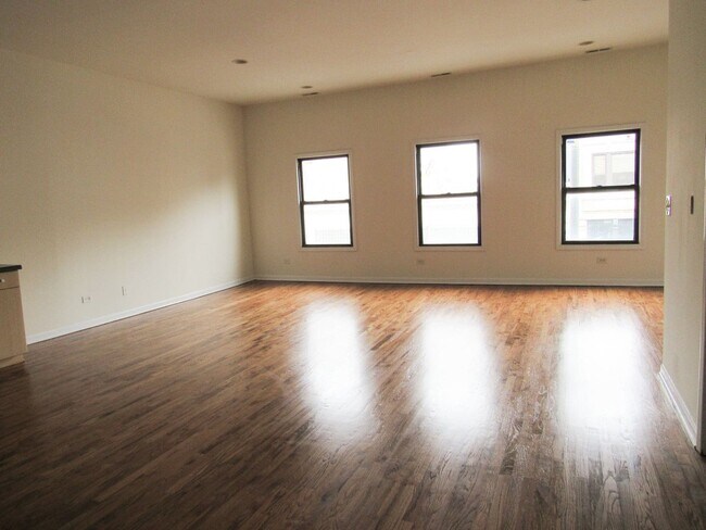 Foto del edificio - 2340 N Milwaukee Ave