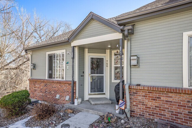 Foto del edificio - 2 Bedroom 2 Bathroom Townhouse in Jefferson Gardens