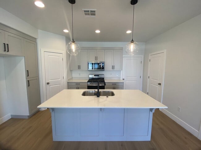 Building Photo - Beautiful 3 Bedroom 2.5 Bathroom TownHome!