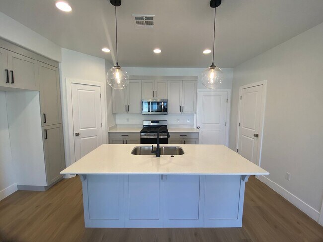Foto del edificio - Beautiful 3 Bedroom 2.5 Bathroom TownHome!