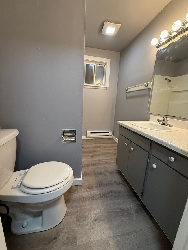 Building Photo - Cozy 2 Bedroom Unit in Lakewood