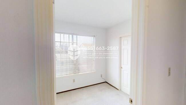 Foto del edificio - 807 Adams Ct