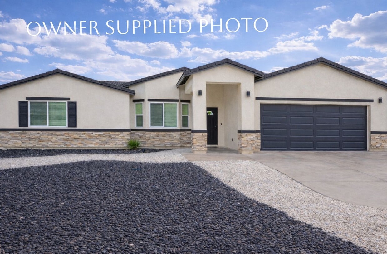 Building Photo - Executive Retreat in Brawley: Spacious 5-Bedroom Home Ideal for Corporate Stays or Refined Family...