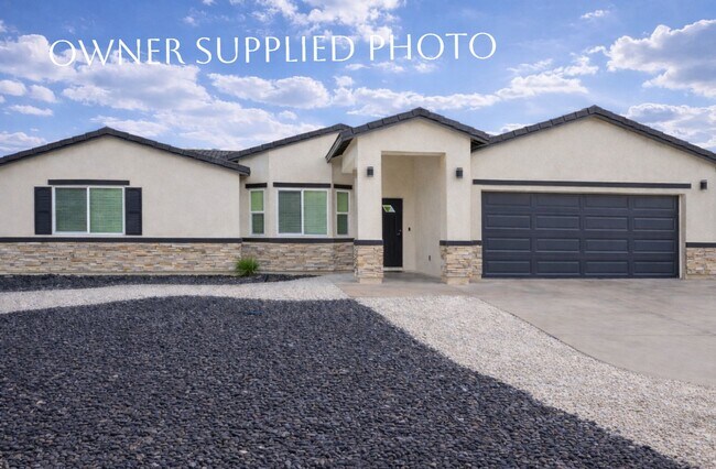 Foto del edificio - Executive Retreat in Brawley: Spacious 5-Bedroom Home Ideal for Corporate Stays or Refined Family...
