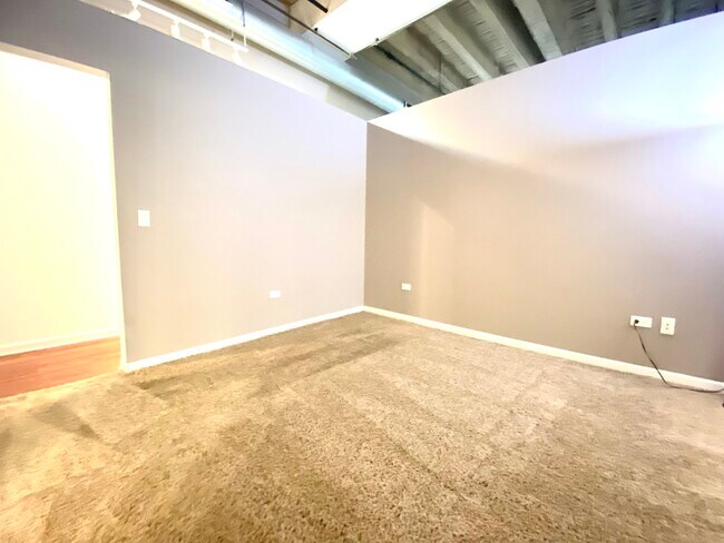 Foto del edificio - 1645 W Ogden Ave