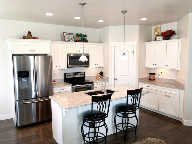 Building Photo - 627 N Fall Creek Dr