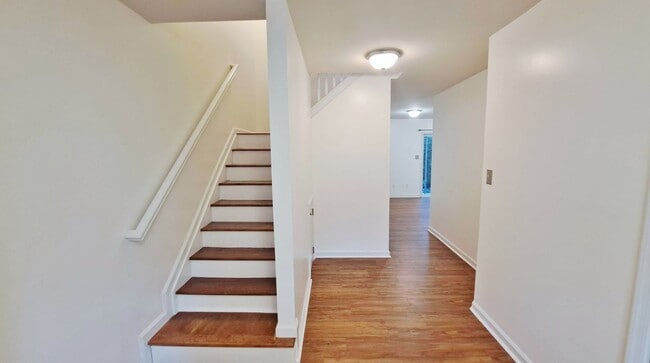 Building Photo - 3 Bed / 2-1/2 Bath Single Family Townhome ...