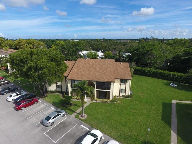 Foto del edificio - 5900 Whispering Pine Way