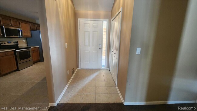 Building Photo - 6146 Lone Oak Cir