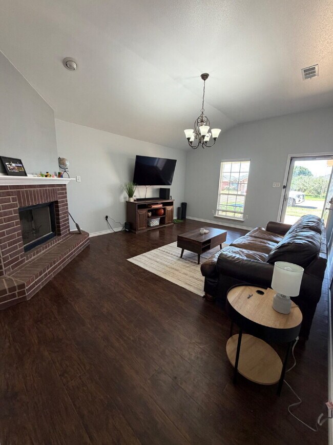 Foto del edificio - Spacious 3/2/2 with a Covered Patio and Shed