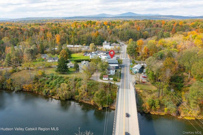 Building Photo - 2303 Lucas Turnpike