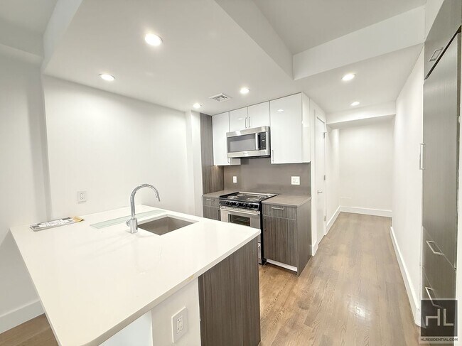 Foto del edificio - RENT STABILIZE  1 BED 2BATH with washer and dryer - WEST END AVENUE