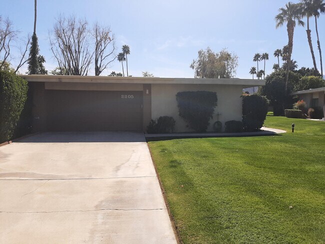 Building Photo - 2205 Oakcrest Dr