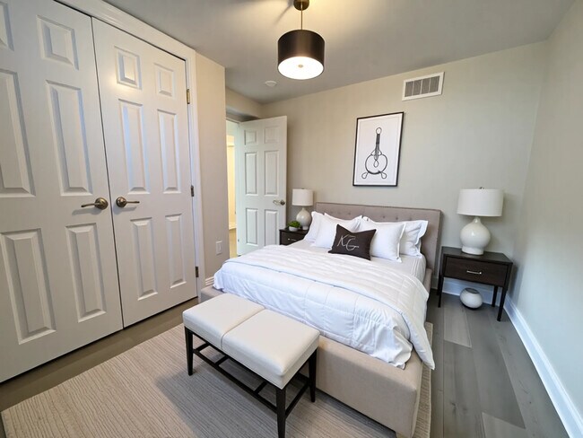 Building Photo - Upper Mountain Renovated Suite