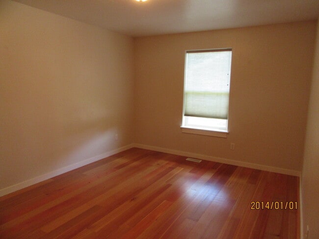 Building Photo - River Lakes Home