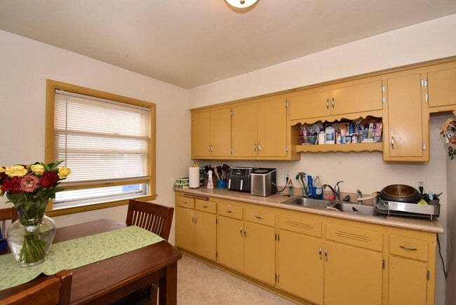 Kitchen - 4443 S 5th Pl