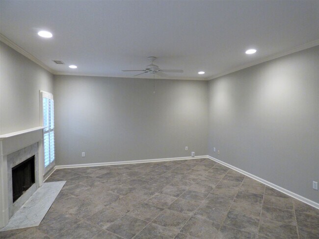 Foto del edificio - 709 Rockford Cir