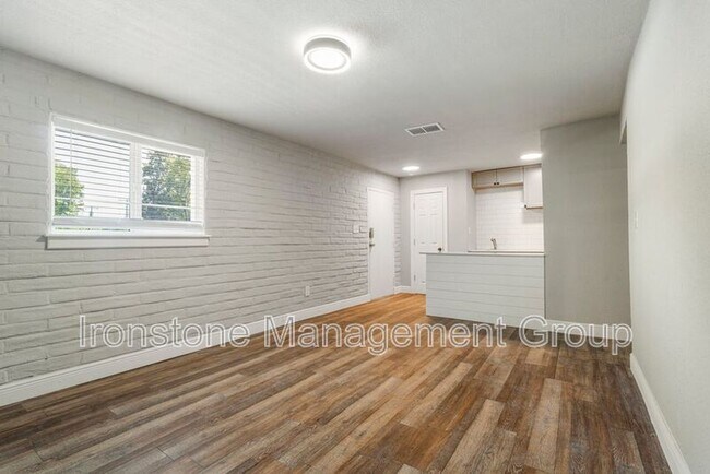 Foto del edificio - 2618 E 8th St