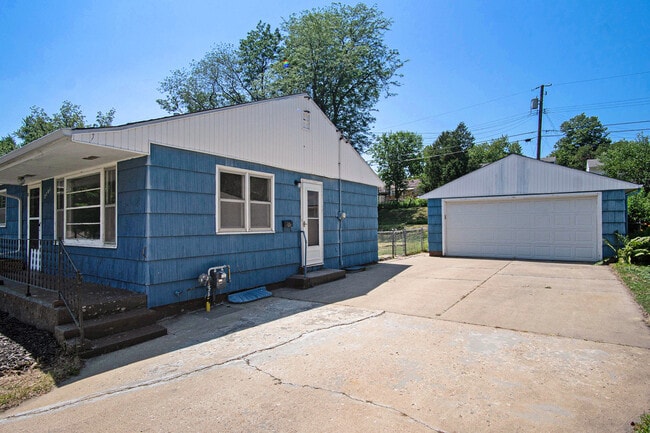 Building Photo - 2701 S Norton Ave