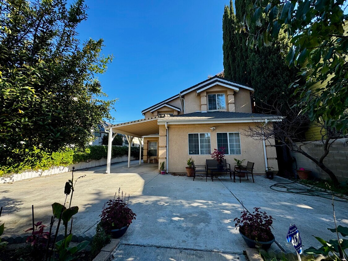 Primary Photo - 548 N Windsor Blvd