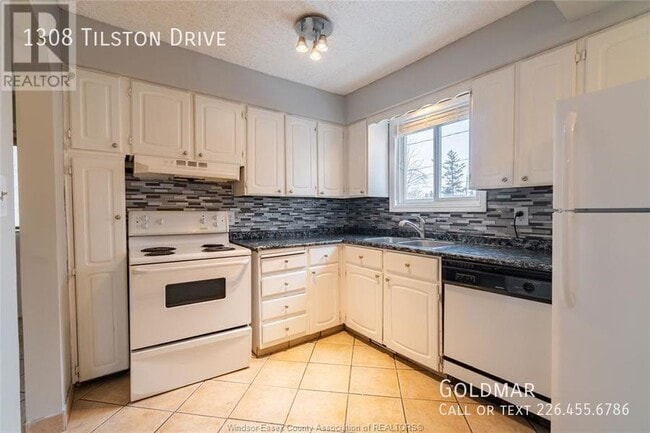 Building Photo - Look at this yard!  Also comes with a house - 3 bedroom 1 bath