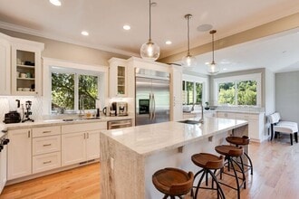 Building Photo - 3341 Oak Knoll Dr