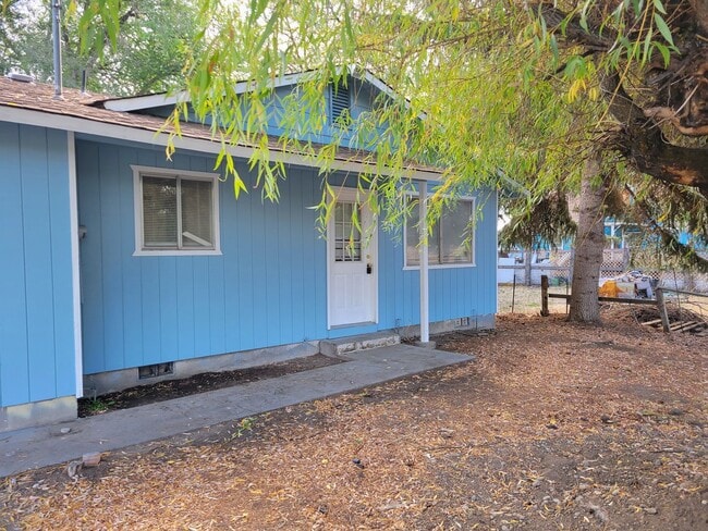 Building Photo - 3 bed/2 bath