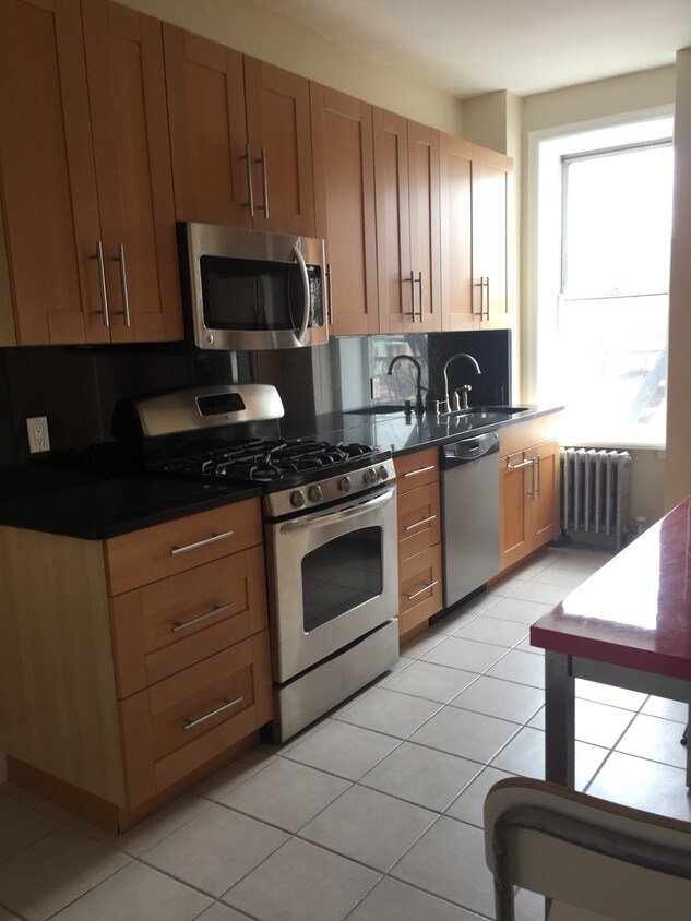 Primary Photo - 253 Nassau Ave