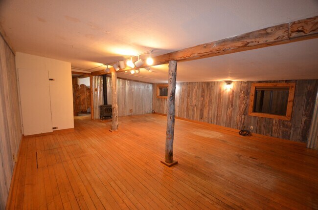 Foto del edificio - Studio! Great Light and Yard! Pets are negotiable!