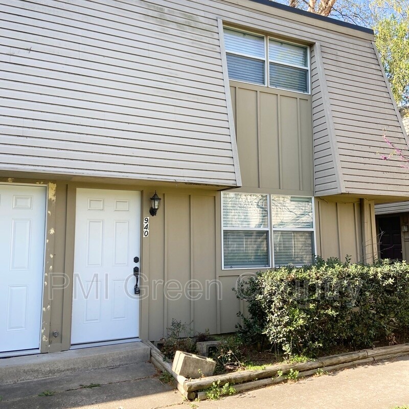 Primary Photo - 940 E College St