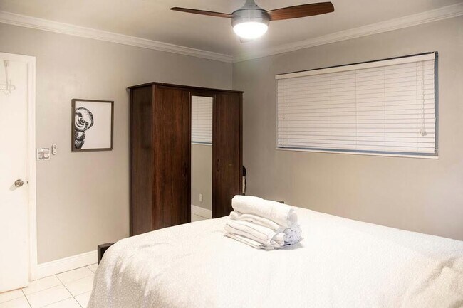 Foto del edificio - 1546 NE 45th St