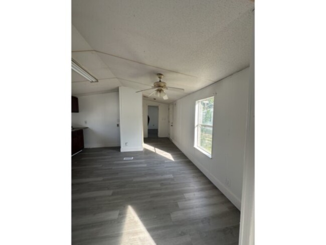 Foto del edificio - 5675-5675 Saufley Field Rd