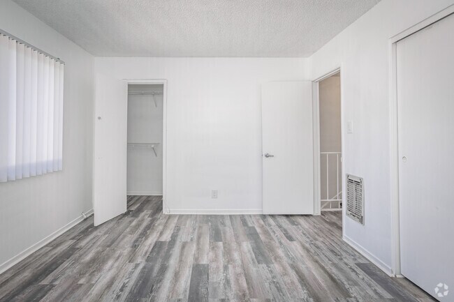 2 habitaciones, 1,5 baños - 996 pies cuadrados - Dormitorio principal - 20710 Anza Ave.