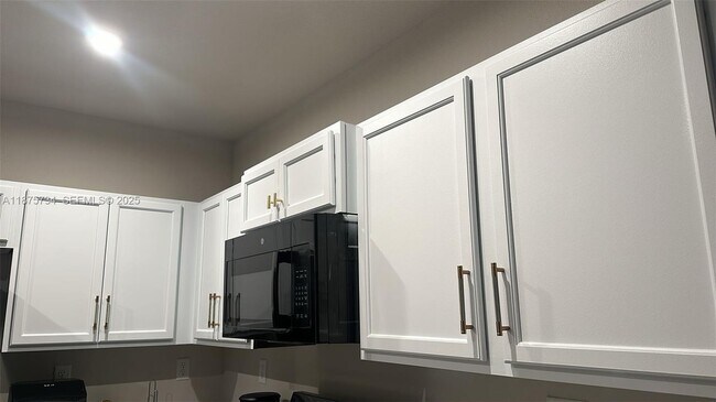 Building Photo - 1070 W Davis Pkwy