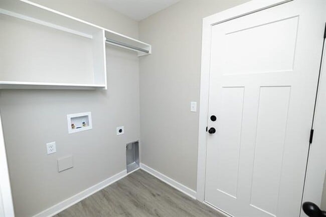 Building Photo - 5048-5050 S. Sycamore Ct.