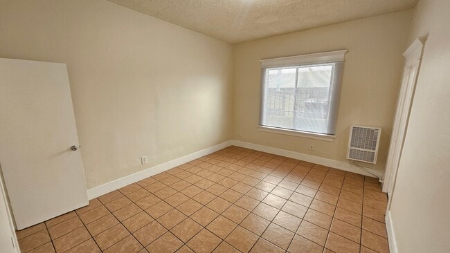 Photo - 743 S Burlington Ave Apartment