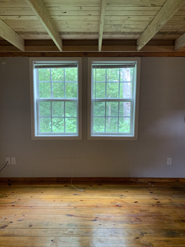 Living room with a forest view - 1112 Cardinal St #104