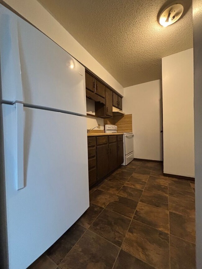 Building Photo - 1 bedroom 1 bath duplex available now