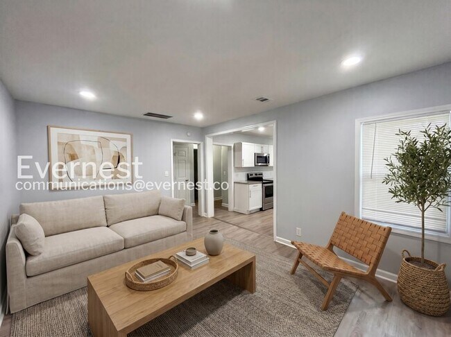 Foto del edificio - 2 Bed, 1 Bath Duplex with Off-Street Parking / Pet-Friendly / Coming Soon!