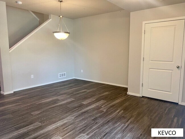 Building Photo - Lovely Newer Townhouse