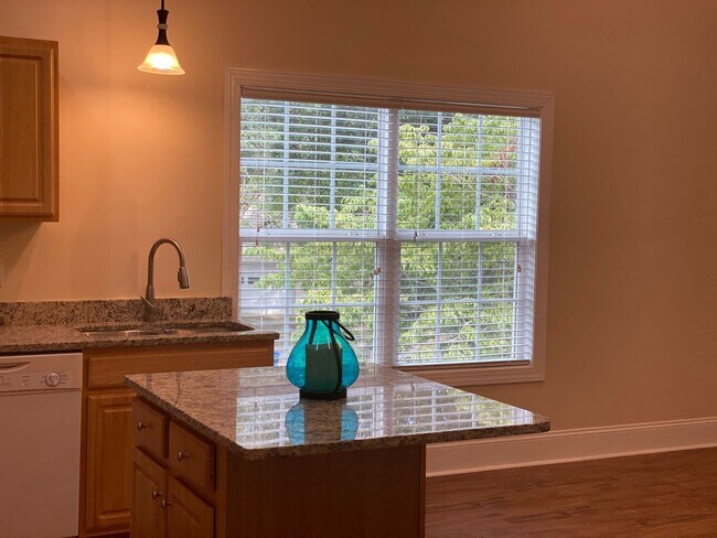 Foto del edificio - Comin Soon! Huge Deck! Updated dated 2 Bedroom apartment Close to UNCW, Wrightsville Beach.
