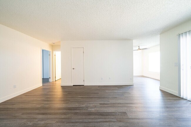 Building Photo - 1440 Oak Dr